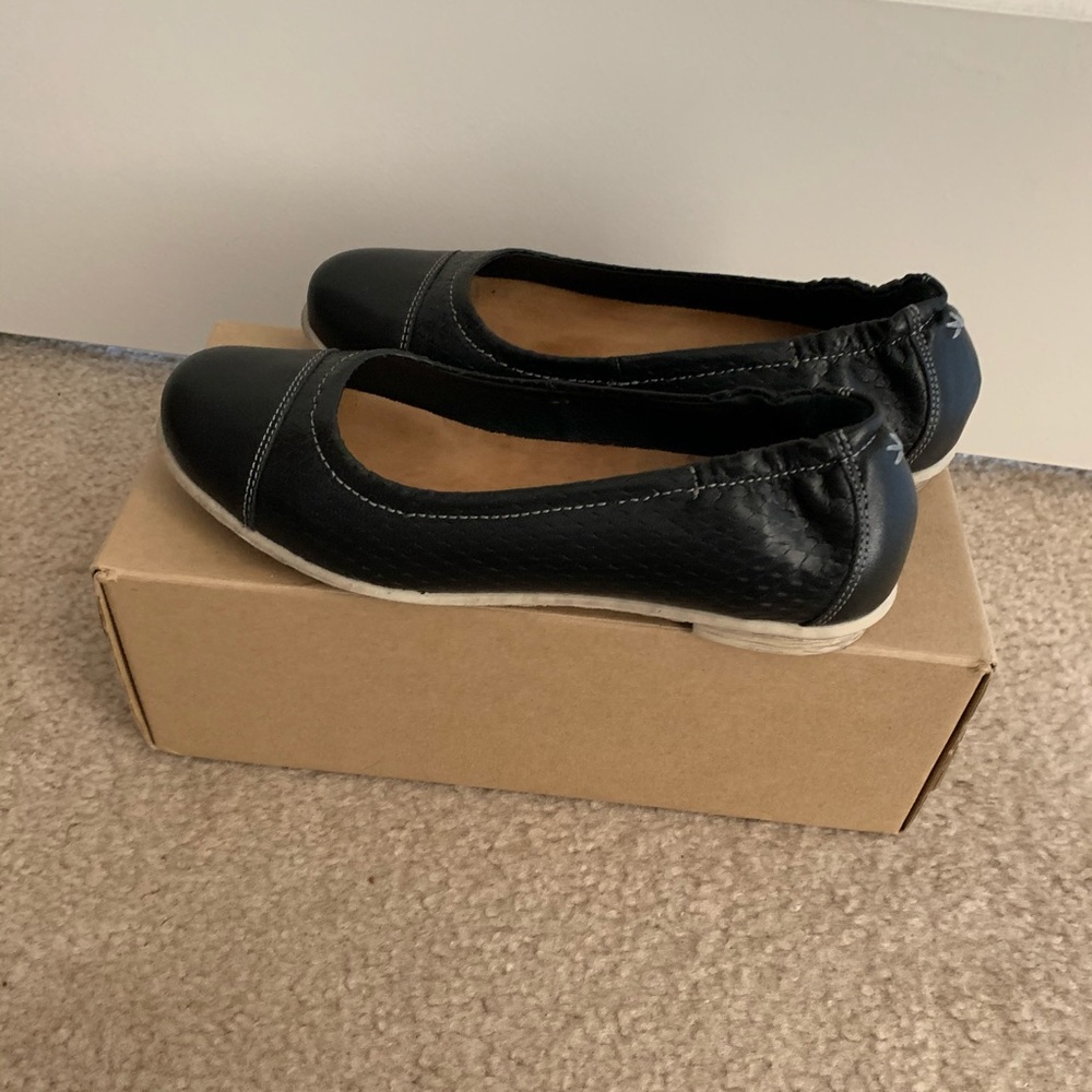 Taos Cleo perforated cap flat.